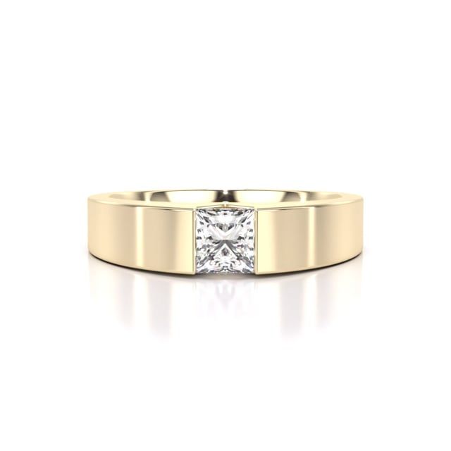 Video - A striking princess cut diamond ring in 18ct yellow gold