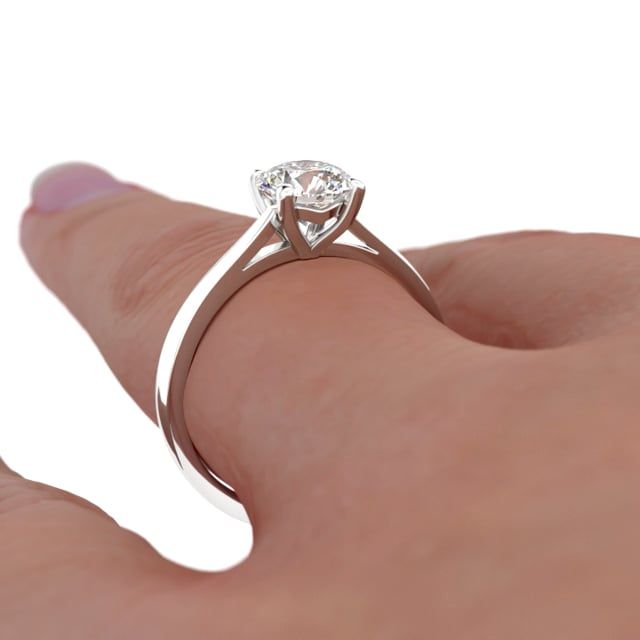 unknown – An elegant lab grown round brilliant cut solitaire diamond ring in 18ct white gold