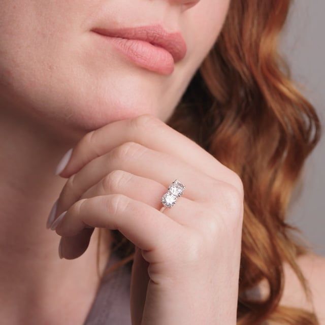 unknown – A remarkable round lab grown brilliant cut three stone trilogy diamond ring in platinum