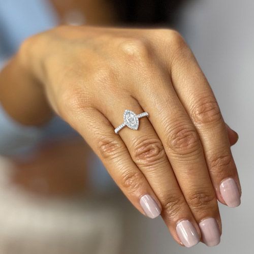 unknown – A breathtaking marquise cut cluster style diamond ring in 18ct white gold