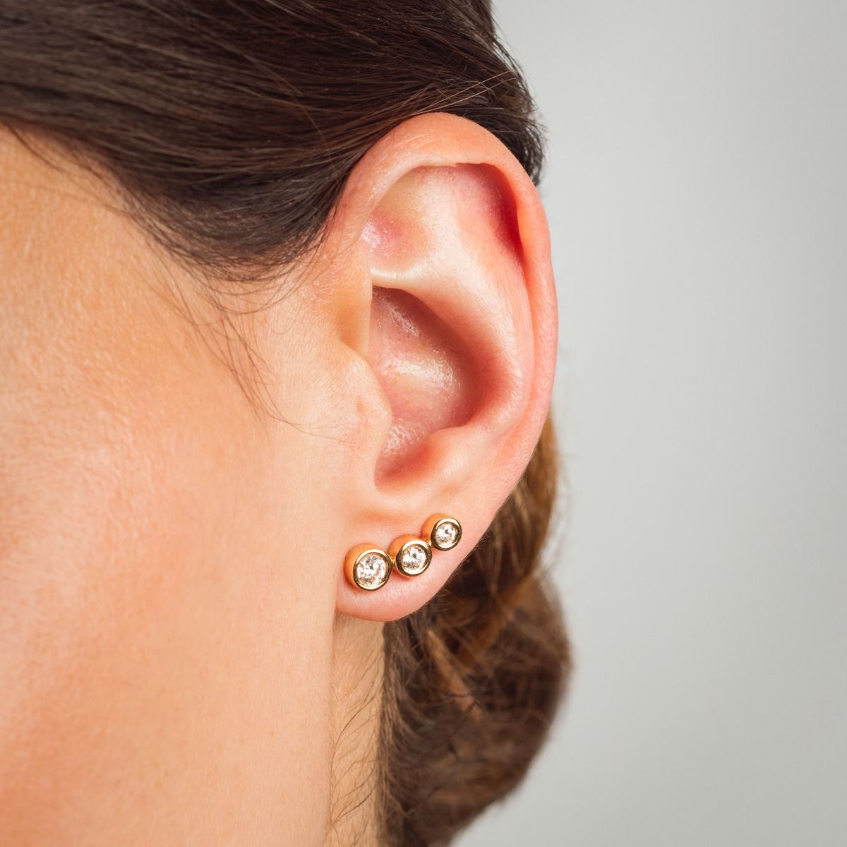 unknown – A stunning pair of diamond three stone climber earrings in 18ct white gold