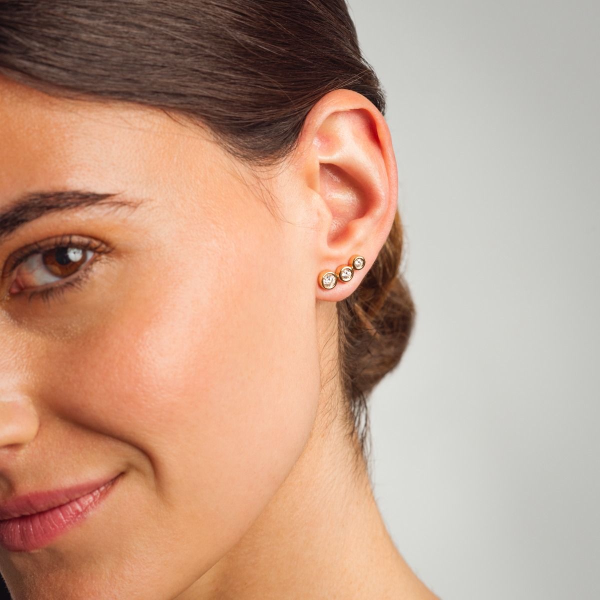 unknown – A stunning pair of diamond three stone climber earrings in 18ct white gold